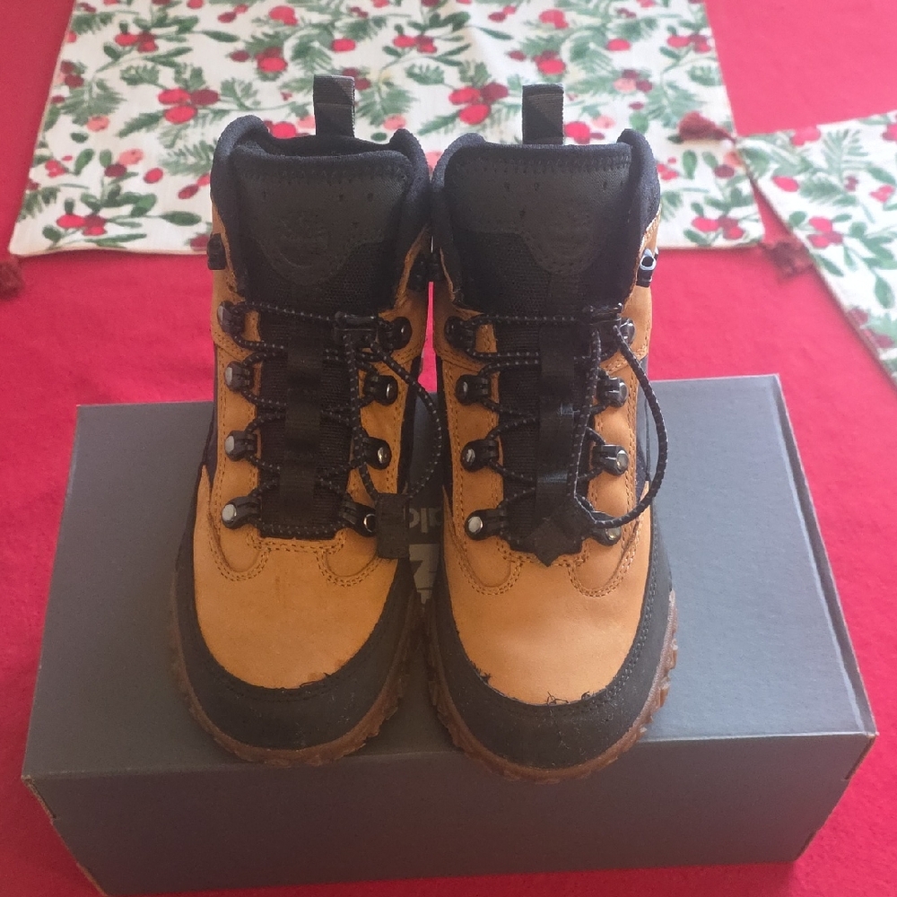 Gently Used Boys TIberland Hiker Boot Size 3 Youth Tan/Black